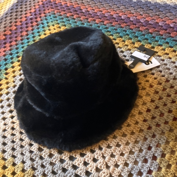Black Fuzzy / Fur Bucket Hat - Picture 3 of 5